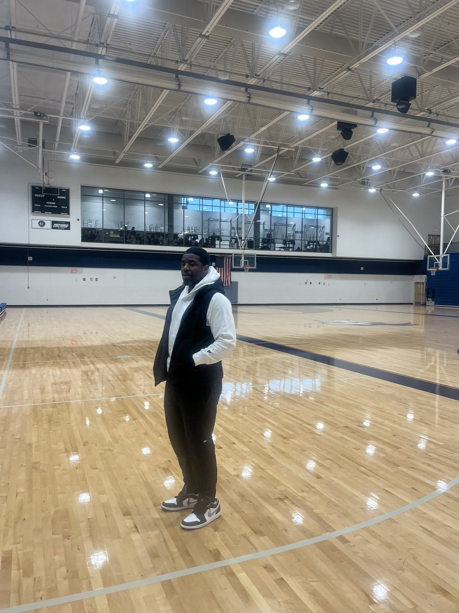 BasketballFihs's tweet photo. Big s/o to SC legend Shammond Williams for stopping by to give the young fellas some words of wisdom on what it takes to be successful in life and on the court #StrengthInnNumbers https://t.co/72sN66HW4G