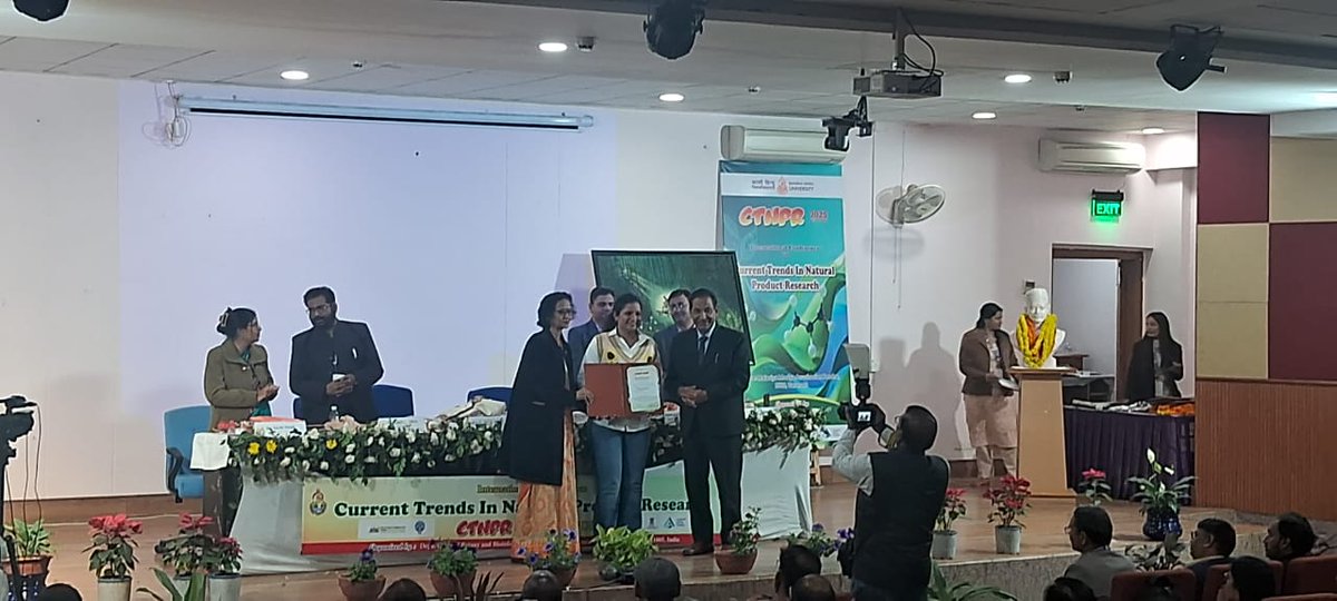 SRY_PlantRoot's tweet photo. 🎉 Big cheers for our lab!
Komal, @Komal_0595  won 2nd prize and Shruti, @S21903033 won 3rd prize for their oral presentations at the Current Trends in Natural Product Research conference, Mahila Mahavidyalaya @bhu_mmv, BHU @bhupro.
We are proud of you both! 🌿
#WomenInScience https://t.co/oKIrPZR9hu