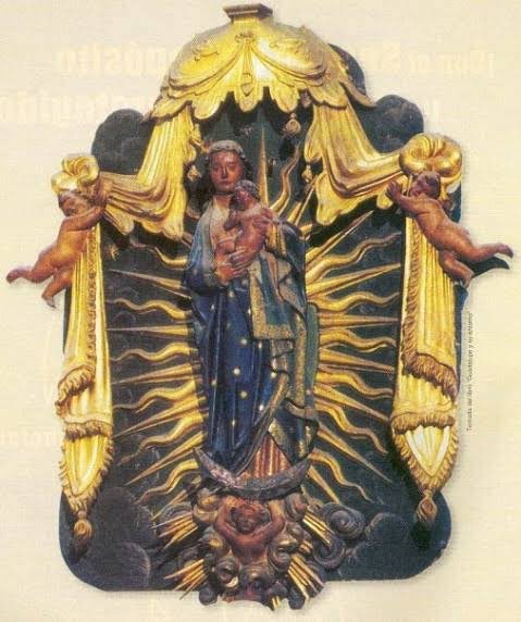 Cuauhtemoc_1521's tweet photo. En gran medida, en la iconografía de estas dos vírgenes se encuentra el origen de la imagen de la Virgen de Guadalupe de México. La primera procede de Berlín, 1420 y  fue llamada “La Virgen de la Gloria”, mientras que la segunda es la Virgen de Guadalupe ubicada en el coro del Real Monasterio de Santa María de Guadalupe en Extremedura, una talla del siglo XV, a la cual se le añadieron las estrellas del manto en la restauración del siglo XVIII. Noten los detalles, noten la mandorla de la mujer vestida de luz. Esto de acuerdo a la investigadora Gisela Von Wobeser