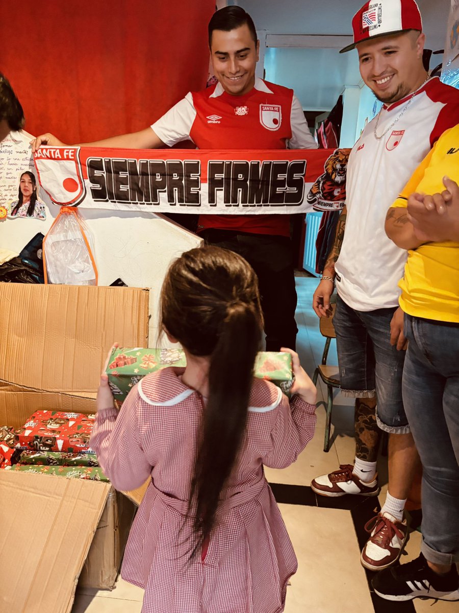 Hoy el fútbol nos unió para sacar unas sonrisas de navidad 🎁 🎄 🇮🇩 <a href="/Siempre__Firmes/">Siempre Firmes</a>
