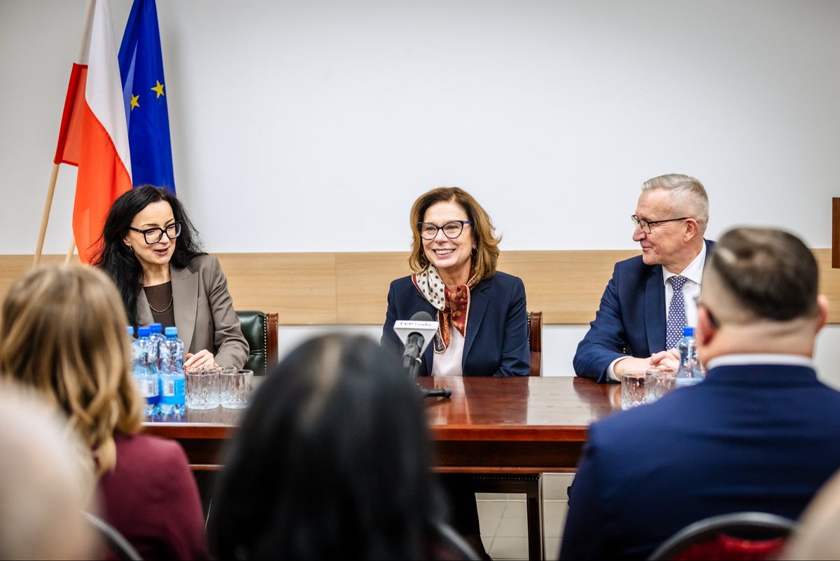 RTyszkiewicz's tweet photo. Grabówka to dla mnie sprawa osobista. Symbol walki mieszkańców o prawo do własnego samorządu. Dlatego jestem bardzo dumny, że Marszałek Senatu @M_K_Blonska od spotkania z radnymi najmłodszej gminy w Polsce rozpoczęła swoją wizytę na Podlasiu. Dziękujemy!❤️ https://t.co/KUnpqJfFNh