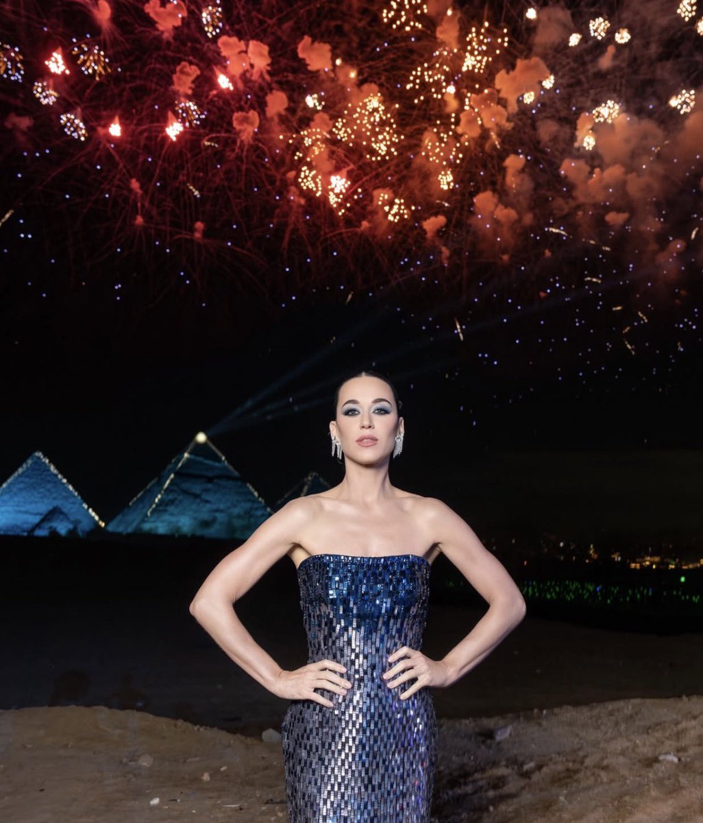 PopTingz's tweet image. Katy Perry shares new photos in Egypt.