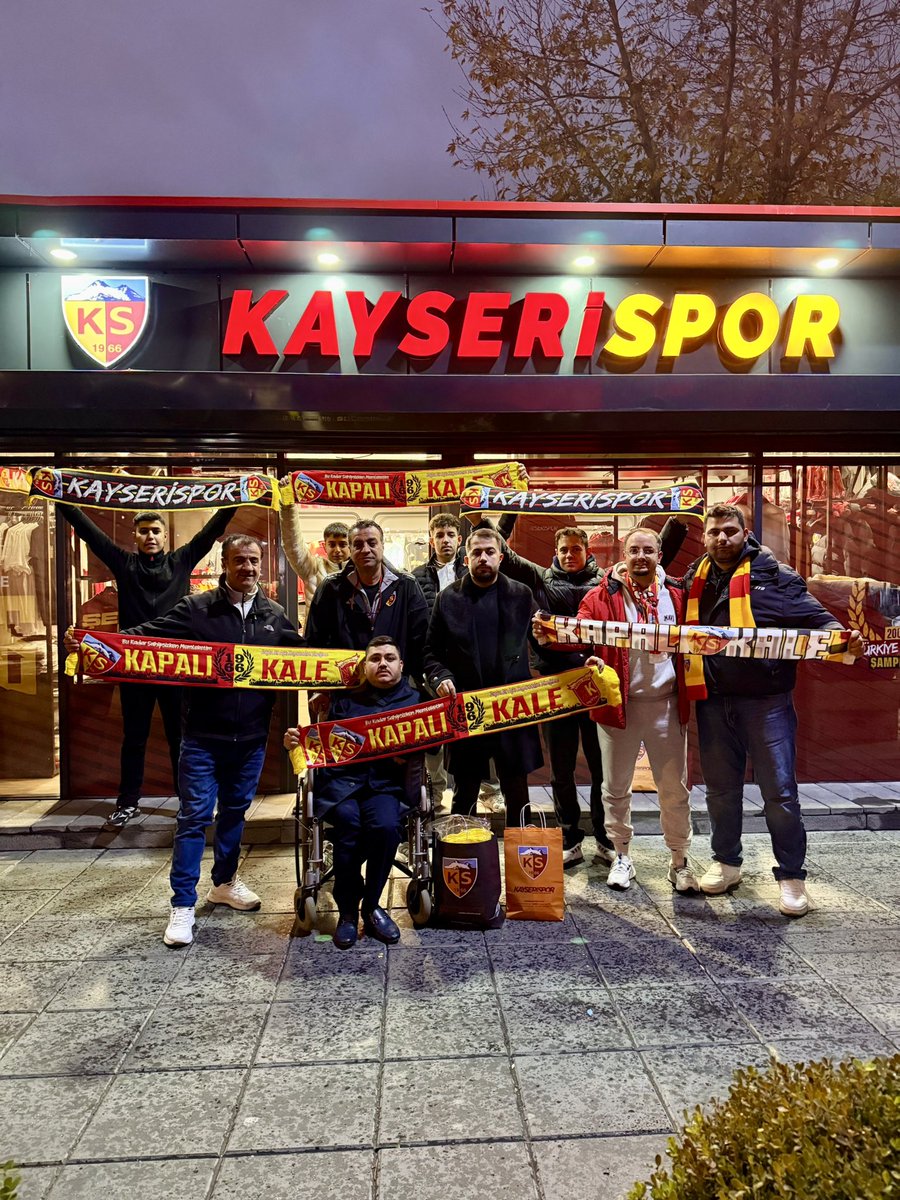 KKULTRAS1's tweet photo. Kayserispor’umuzun Desteğe En Çok İhtiyacı Olan Bu Dönemde Kritik Alanya Maçı Öncesi, Tribünlerimizi Sarı-Kırmızıya Boyamak İçin Reisimiz Ahmet Dirgenali’nin Talimatıyla Storedan Tayfamız Adına 50 Adet Atkımızı Satın Aldık. 
Sıra Sizde;@ultrasredboys38 #AtkılılarHerZamankiYerinde https://t.co/L4wfNKVicd