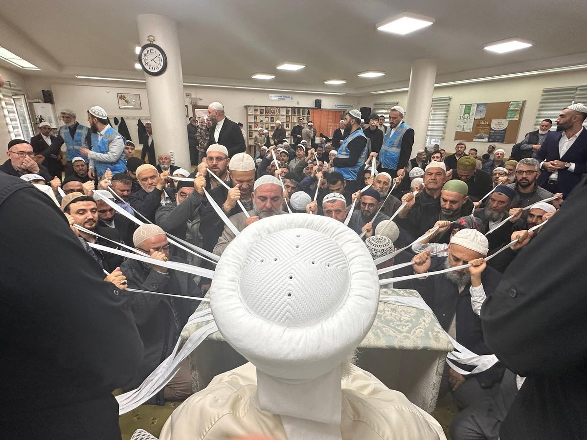 Kemalizme ne kadar karşıysam bu görüntüye de o kadar karşıyım!
Kemalizm bu ülkeye ne kadar zarar verdiyse, bu görüntüler de bu ülkeye ve bu dine o kadar zarar verdi!