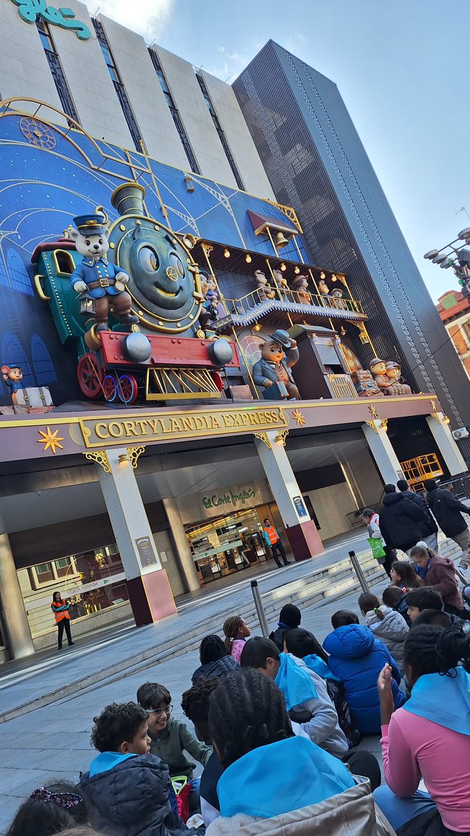 FranciscoQ68794's tweet image. Salida hoy de los 4º a Madrid/Catedral y Bolera.
Una mañana divertida, casi terminando el trimestre.
Enhorabuena.

#excursiones 
#somosdelquevedo😀