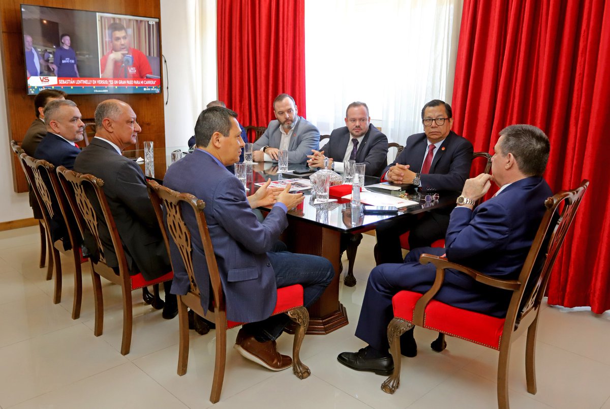 Hoy, junto al Comando Político del Movimiento Honor Colorado en el Departamento Central y sus principales líderes, sostuvimos una productiva reunión con el Presidente de la ANR, Don Horacio Cartes.