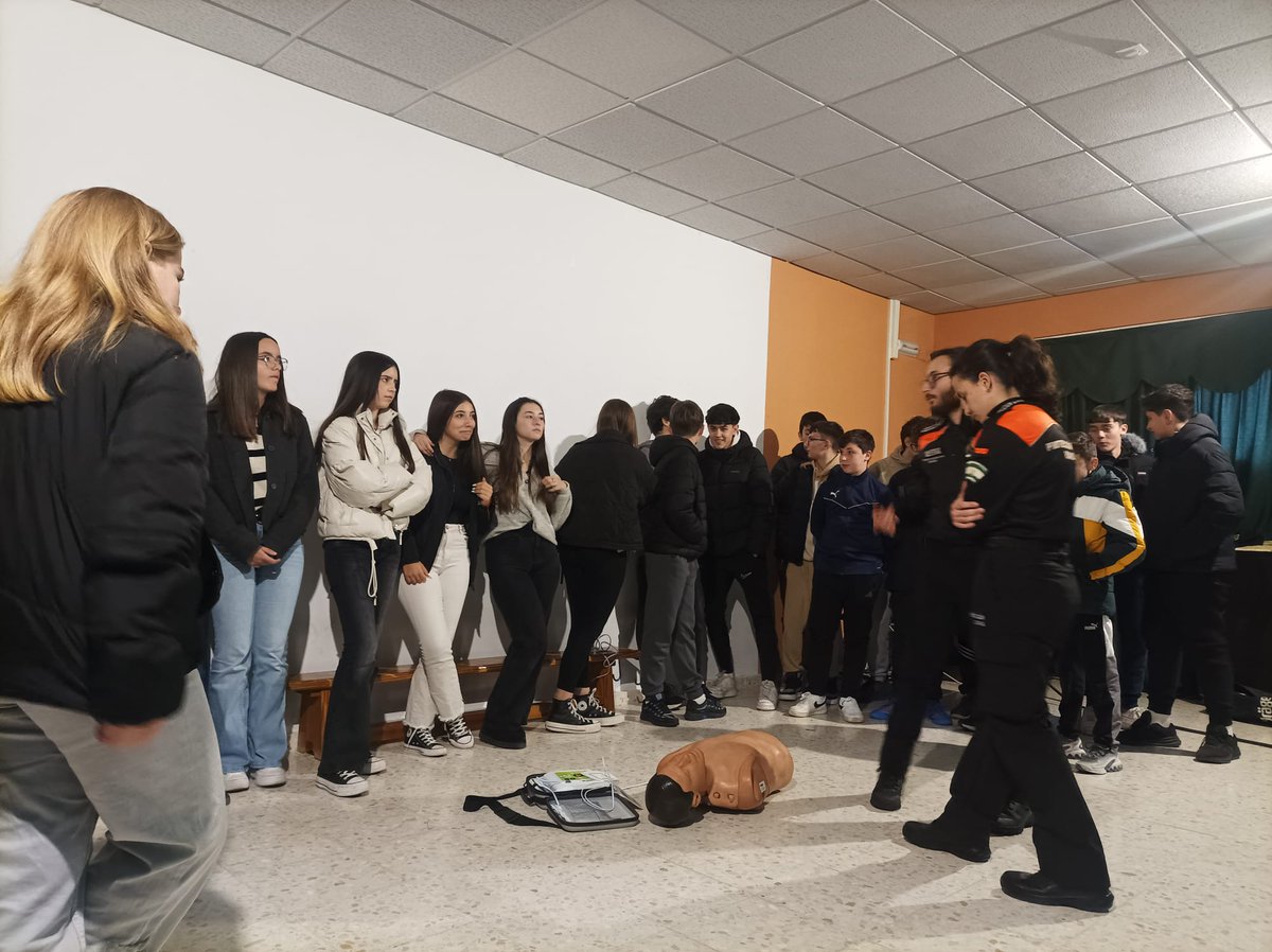 IESMartinRivero's tweet photo. Agradecemos a @ProtCivilRonda el Taller de Primeros Auxilios que han impartido hoy.
Ha sido una sesión valiosa y práctica para los alumnos de 3º ESO B, C y Diversif., quienes han adquirido herramientas que pueden salvar vidas.
¡Gracias por vuestra dedicación!
@IESMartinRivero https://t.co/qZeqv0jiC3