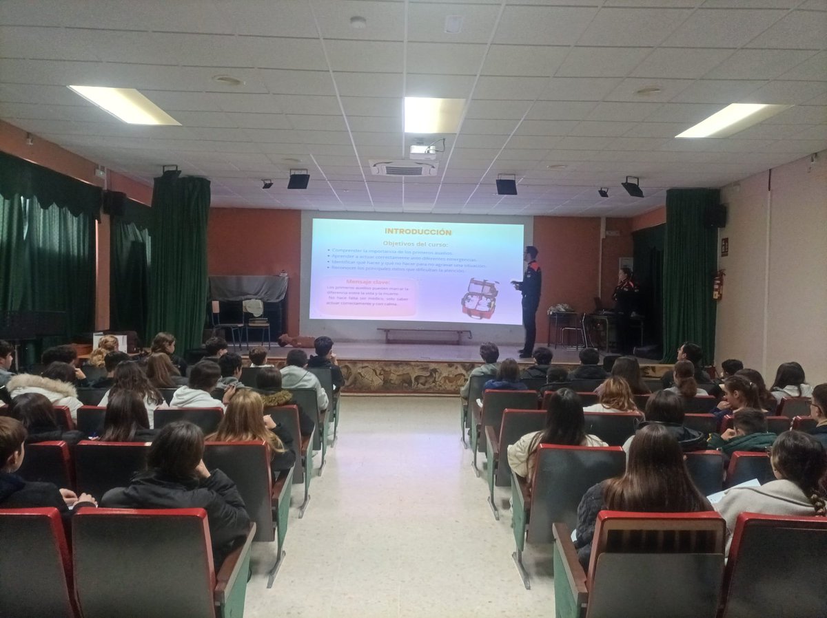 IESMartinRivero's tweet photo. Agradecemos a @ProtCivilRonda el Taller de Primeros Auxilios que han impartido hoy.
Ha sido una sesión valiosa y práctica para los alumnos de 3º ESO B, C y Diversif., quienes han adquirido herramientas que pueden salvar vidas.
¡Gracias por vuestra dedicación!
@IESMartinRivero https://t.co/qZeqv0jiC3
