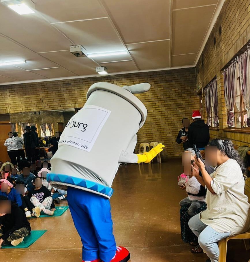 JHBWater's tweet photo. @JHBWater visited Bosmont Recreational Centre, sharing lessons on saving water during the holidays.
With demos, storytelling, & Tappie, the coolest tap in Jozi, joining the fun, the kids had a blast learning to use water wisely!
#VikelaAmanzi #ProtectOurTomorrow #WaterWiseKids https://t.co/zOjKLl3wAG