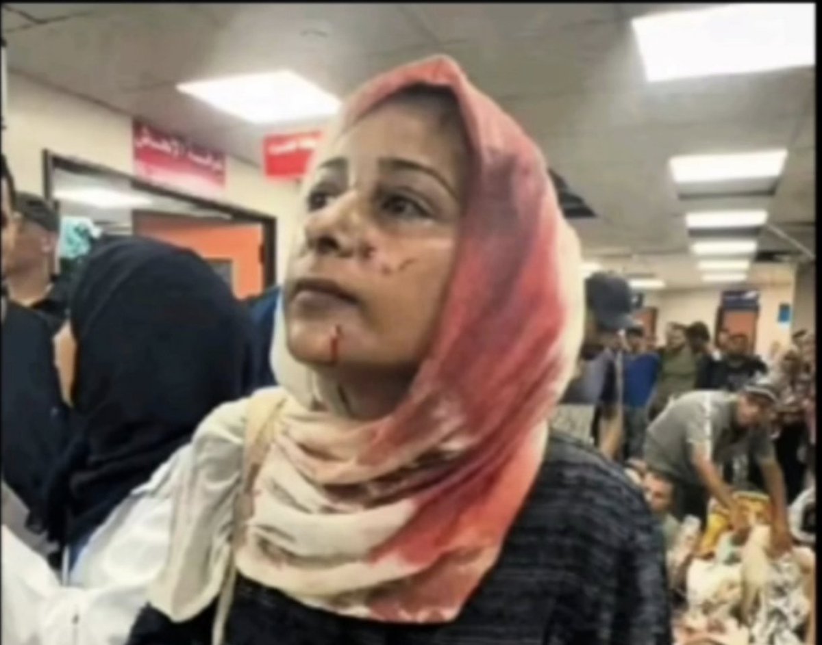 Filistinli Ümmü Rezzan;

"Esim gözlerimin
önünde şehit oldu.
Yetim Oğlumun bacağı koptu bas örtüm ile bacağın'ı bağlayıp 4 km taşıdım. Ve  oğlumda şehit oldu.
Elimden bu geldi bunu yaptim." 

Müslümanlar'ın orduları ve yöneticileri  başondaki kanlı örtü
kadar fayda vermedi !