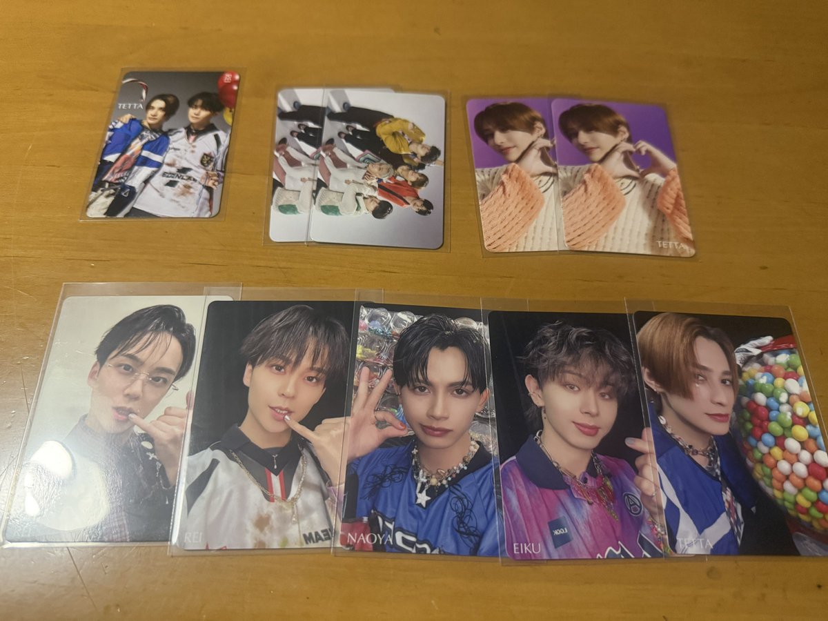 画像のトレカとステッカー交換していただける方居ませんか？ 郵送も