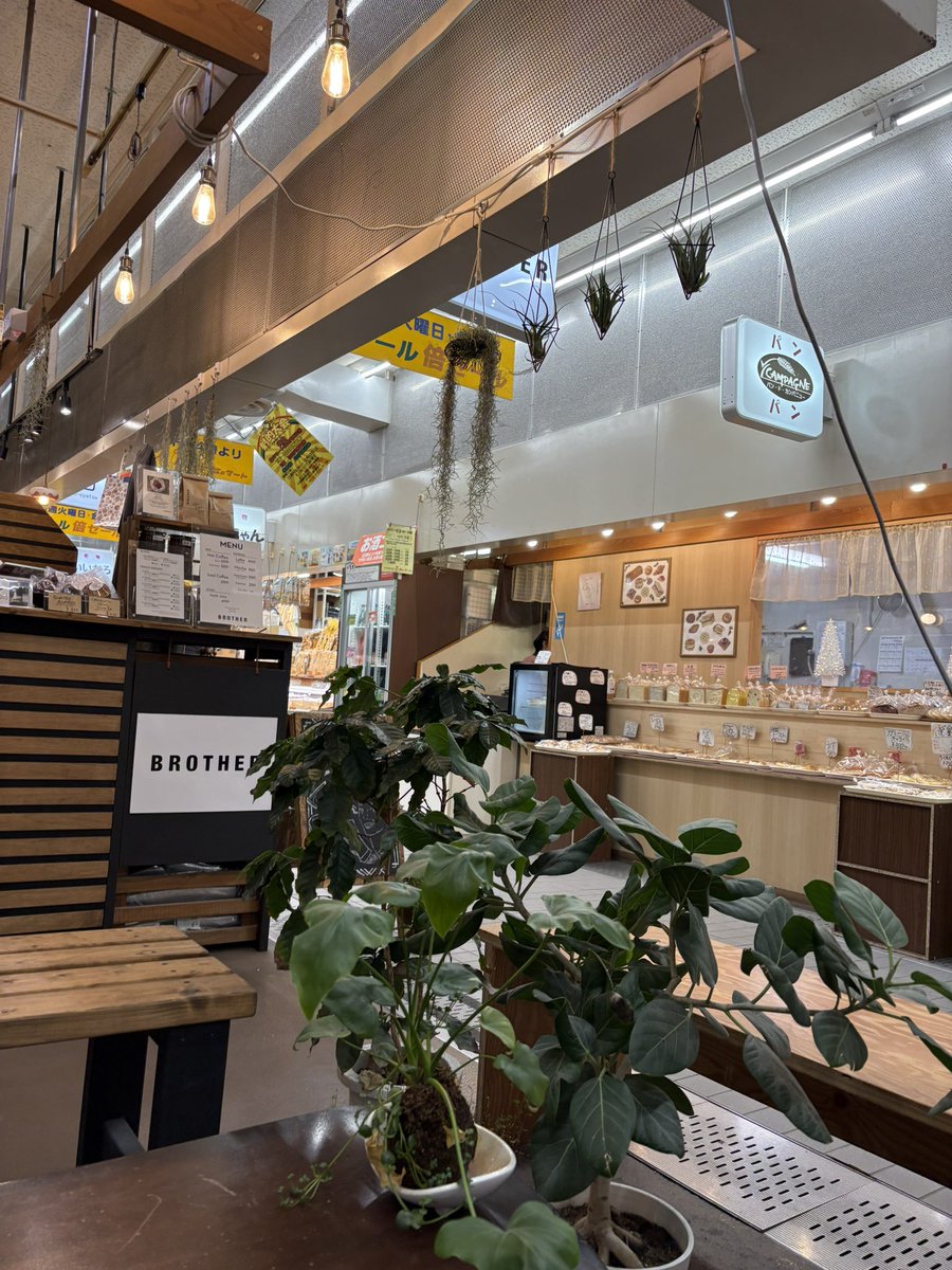 jinorarv76's tweet image. 虹マで #BROTHE  のコーヒー
その向かいが #パンドマルシェ　じろうさんがお好きという事で有名なばらパンですがそれ以外のパンも美味しいんですよ🍞こちらのパンは健康に配慮してイーストフードを使わないなど材料や製法にこだわっている、身体に優しいパンなんです。
#虹のマート #弘前