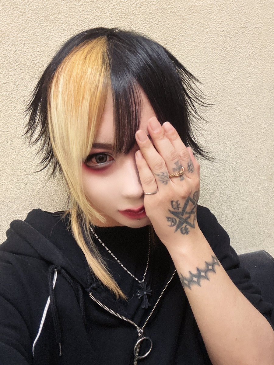 DESTiA_SiON's tweet photo. 昨日はお疲れ様🎤
次は今年ラストライブ
12/17新宿サイエンス
またな！

#v系 #vkei #visualkei https://t.co/0ABWP8zn44