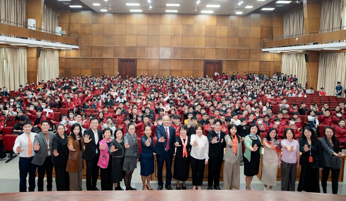 unfpa_vietnam's tweet photo. 🧡 Nearly 1,300 students joined the Dialogue on Preventing & Responding to Tech-Facilitated GBV at HUST today — amplifying youth voices for safer digital spaces.
#UNFPAVietNam #16Days #GenderEquality #YouthForChange #TFGBV #KOICA #CSAGA https://t.co/RYrlBvcQop
