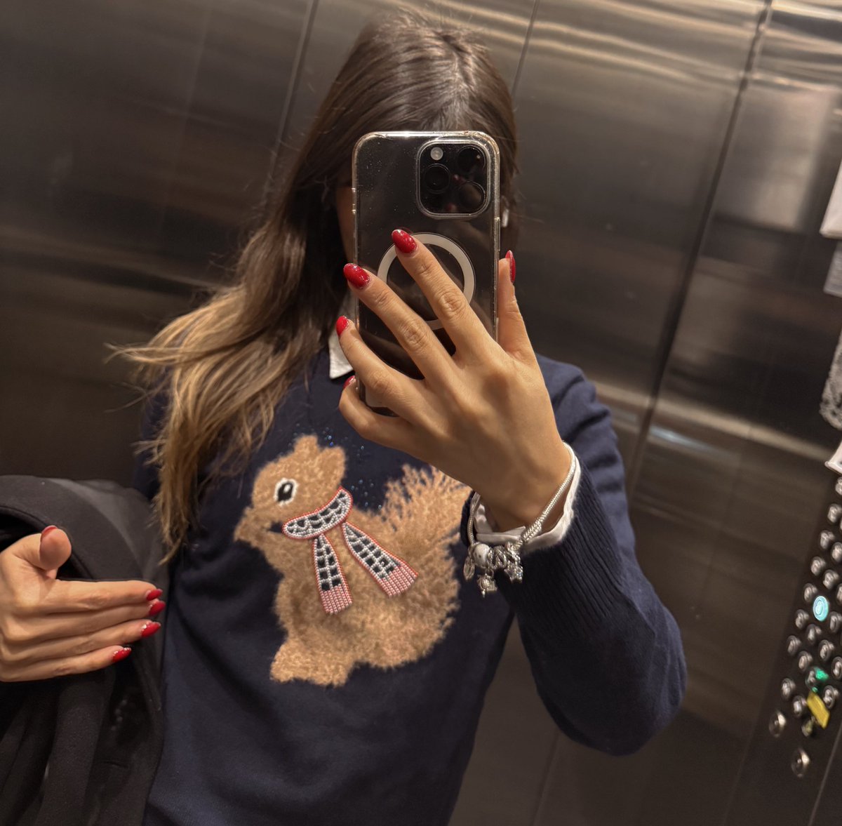 Sincap sevgime kayıtsız kalmayıp, sincaplı kazakla kandırmaya çalıştı şero. 
Bende biraz işe yaradı gibi; ama siz sakın düşmeyin. 🤎