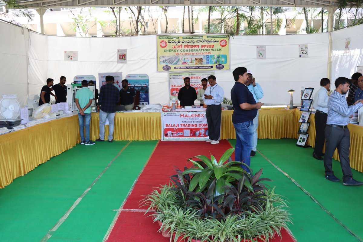 drmsecunderabad's tweet photo. Dr. R. Gopalakrishnan, DRM/SC, reviewed the Energy Conservation Equipment Exhibition organised at @Sanchalan Bhavan, Secunderabad Divisional Office, as part of the ongoing initiatives to promote energy efficiency and encourage sustainable energy-saving practices. https://t.co/wnP1byHCRE