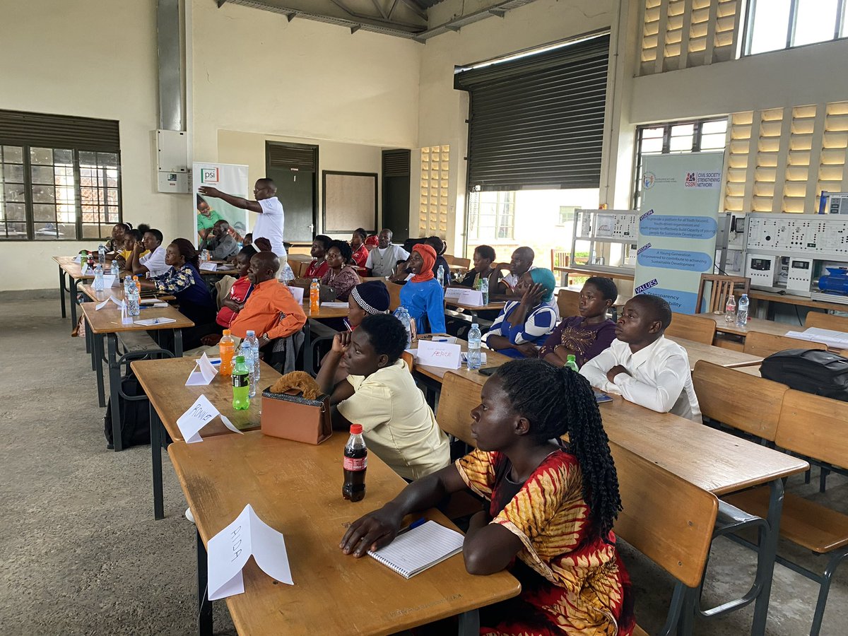 YAGANET1's tweet photo. Our team leader @BALUKUISAYA continues to ignite change, empowering Peer Mobilizers and VHTs with practical skills to tackle climate induced challenges and strengthen health-facility reach. @PSIUganda and #YADNET, is building climate resilient youths in Kasese #HealthForAll https://t.co/xP5h6cfFtm