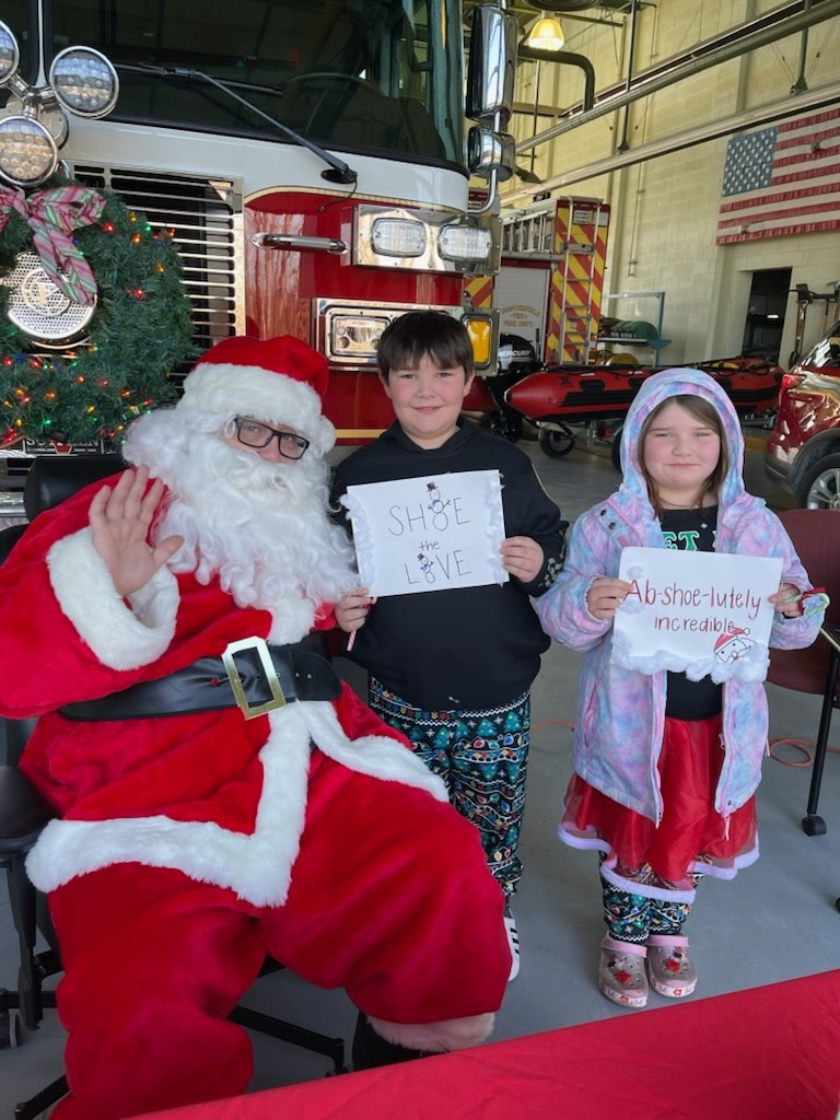 funds2orgs's tweet photo. Holiday Fundraising Tip! 🎅

Invite a volunteer to dress up as Santa and encourage families to swing by for a festive photo in exchange for a pair of gently worn, used and new shoes. 👟📸 https://t.co/evZI7zYayU