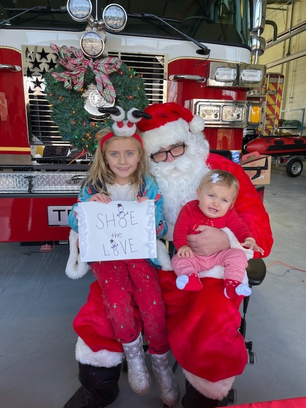 funds2orgs's tweet photo. Holiday Fundraising Tip! 🎅

Invite a volunteer to dress up as Santa and encourage families to swing by for a festive photo in exchange for a pair of gently worn, used and new shoes. 👟📸 https://t.co/evZI7zYayU