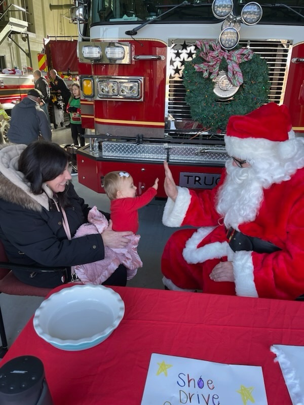 funds2orgs's tweet photo. Holiday Fundraising Tip! 🎅

Invite a volunteer to dress up as Santa and encourage families to swing by for a festive photo in exchange for a pair of gently worn, used and new shoes. 👟📸 https://t.co/evZI7zYayU