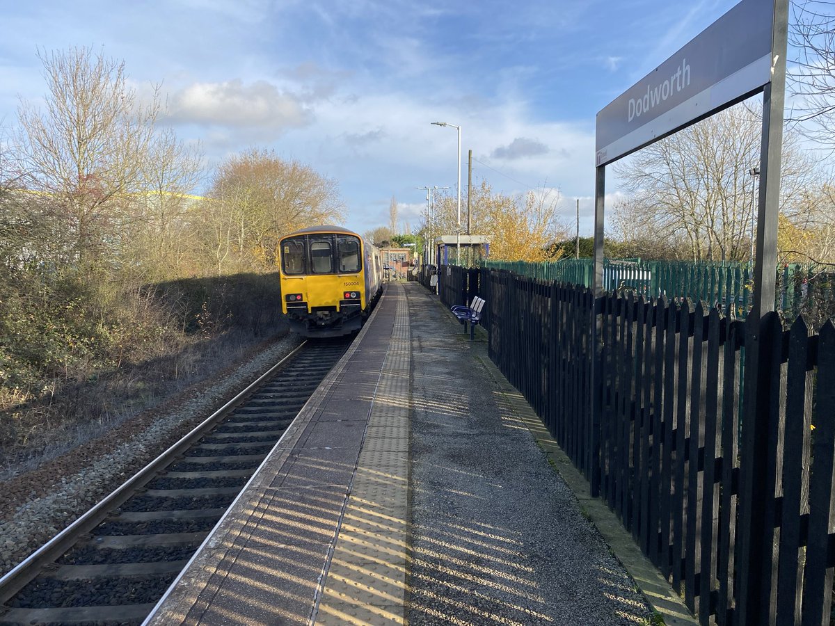 loypass_SCCar's tweet image. ✅ Penistone
✅ Dodworth
@northernassist 

30-odd mins at the former, sufficient to get to town for a vanilla latte; double back to the latter (pronounced Dudd’th) to meet the next Huddersfield service.

Where a memorial to the last gen of DMU lies. #Pacer #class144