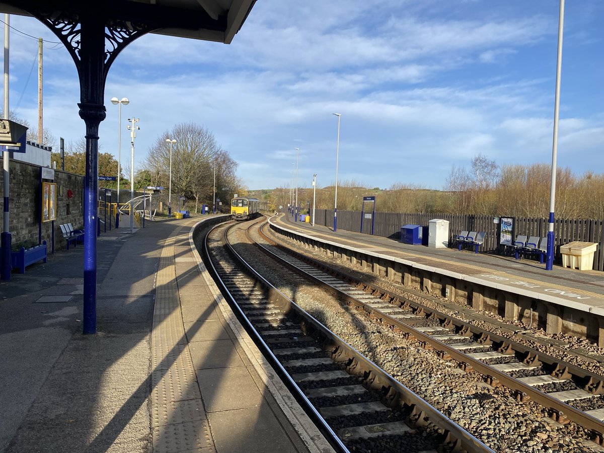 loypass_SCCar's tweet image. ✅ Penistone
✅ Dodworth
@northernassist 

30-odd mins at the former, sufficient to get to town for a vanilla latte; double back to the latter (pronounced Dudd’th) to meet the next Huddersfield service.

Where a memorial to the last gen of DMU lies. #Pacer #class144