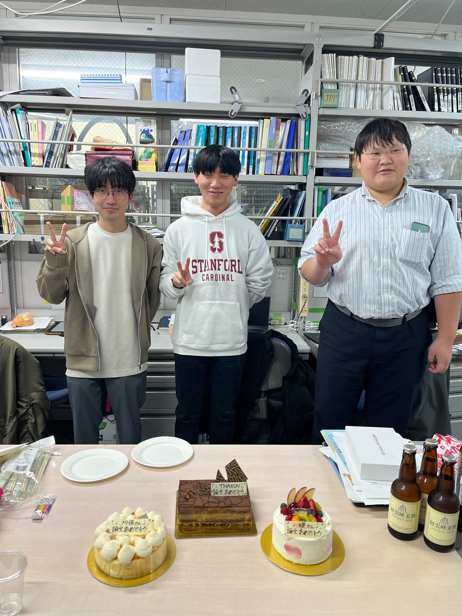 Iwasaki_Lab_KU's tweet photo. 論文掲載x3をケーキでお祝いしました https://t.co/SFOw2iwvWC