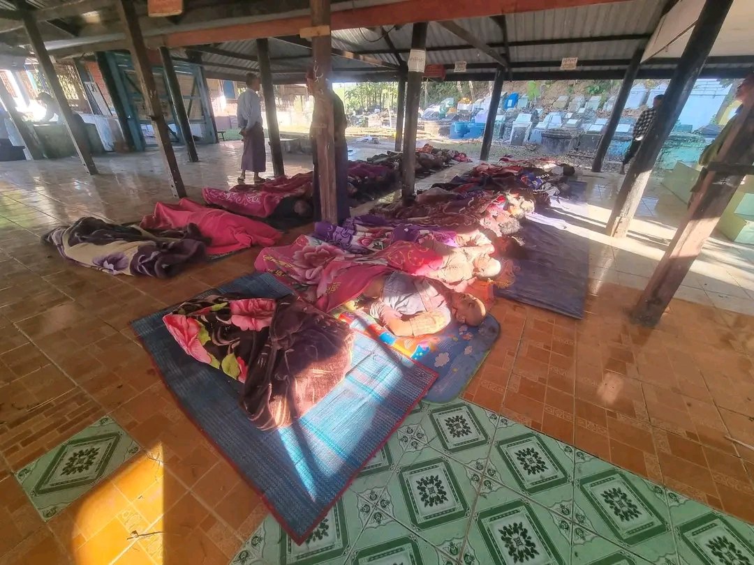 rohang_ya's tweet photo. The tragedy at Mrauk-U General Hospital is heartbreaking for all of Arakan. Rohingya and Rakhine have shared the same suffering for generations. The Military Junta stands with no one only power. 29 #Rakhine and 4 Rohingya were killed. Arakan must rethink: who is the real enemy? https://t.co/lgx9Fd4r8z