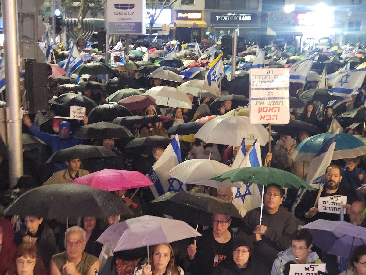 yoavetiel's tweet photo. עיריית חיפה התעשתה (ע״ע גלי עשת): היום, לפני שעה קלה (חמישי  14:20), העירייה התקפלה והודיעה למארגנים בהם עשת כי תאשר את ההפגנה בצומת חורב בשבת הקרובה. (תופים).

״זוהי תזכורת חשובה לציבור כולו על כך שחובתנו כאזרחים בדמוקרטיה לא מסתיימת בקלפי. נוכחותנו ברחובות היא קריטית, חיפה תישאר ליברלית וחופשית כל עוד נשמור עליה כזו״, מסרו המארגנים, ״מחאת העם חיפה מברכת על כך שהעירייה חזרה בה מהודעתה החד צדדית ותגיע לקיים דיון בשבוע הבא במשרדי העירייה. המאבק מול עיריית חיפה לא תם וזהו ניצחון קטן בדרך״.

בשבת הקרובה צפויים מפגינים מכל הארץ ובהם ח״כ נעמה לזימי שמיד עם הודעת העירייה לפני שבועיים הודיעה כי תתייצב בחורב עם המפגינים ויהי מה. ״יחד נבהיר לעיריית חיפה שצומת חורב תישאר זירת המאבק על הדמוקרטיה״, נמסר, ״לא זזים מחורב״

@haifaprotest @WallaNews