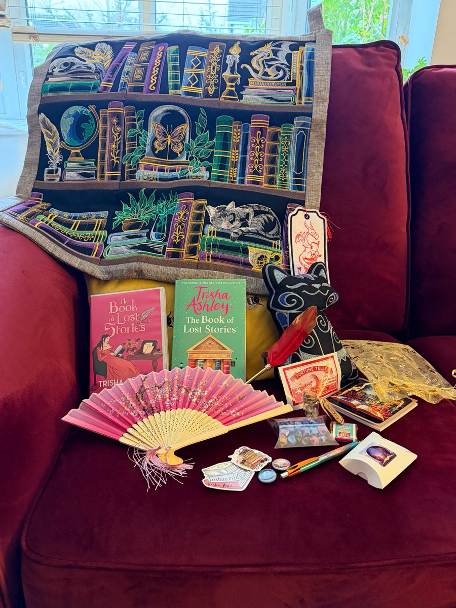 welshhedgehog's tweet photo. Wow! Enormous thank you ⁦@trishaashley⁩ ⁦@ChildrenInRead⁩ my husband ⁦@zeneasy⁩ won the bid for Trisha’s lot. It’s gorgeous. Also thanks ⁦@Kerravondarrow⁩ for all your fabulous work. https://t.co/qgfjZxXiAS