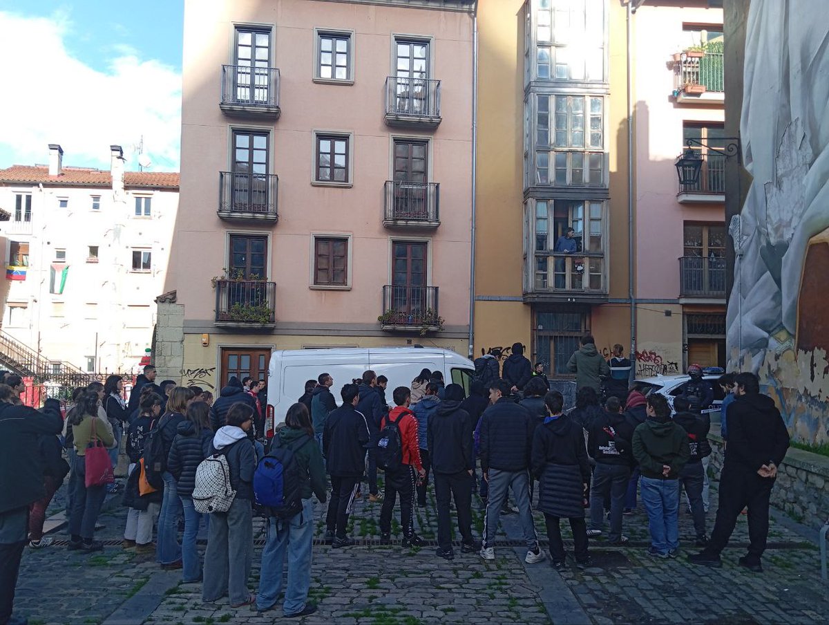 Adin txikikoak dituen familia bat etxegabetu dute Gasteizko Alde Zaharrean