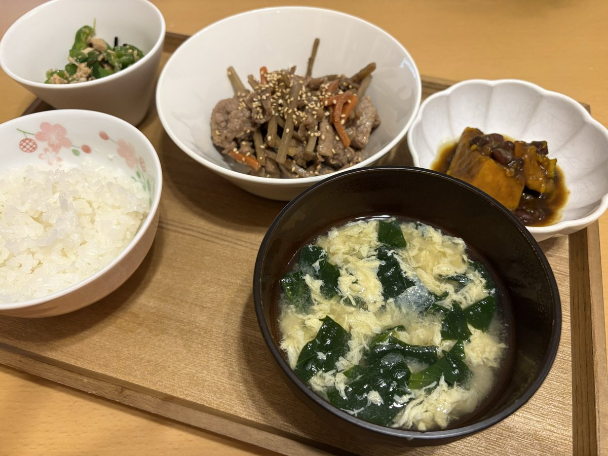 冬至にはまだ早いのに食べたくなっちゃってかぼちゃのいとこ煮つくった昨日の残りと、牛肉ときんぴらごぼう炒め、ピーマンとツナの塩昆布和え
ほうれん草と卵のお味噌汁

昨日はかぼちゃのいとこ煮とほっけとほうれん草のおひたし(写真なし)