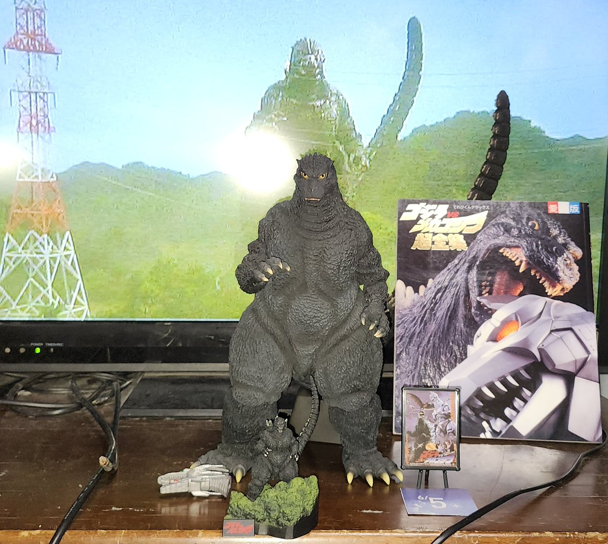 gfwavp100's tweet photo. 遅くなりましたが✨#ゴジラvsメカゴジラ/#GODZILLAvsMECHAGODZILLA💥公開32年目祝いで、去年の今日に撮ってまだ載せてなかった写真と、たった今撮った劇中の最後のシーンである✨#ベビーゴジラ/#BABYGODZILLA💥と向かい合う✨#ゴジラ/#GODZILLA💥の再現写真を⬇️ https://t.co/ROv59IxTw4
