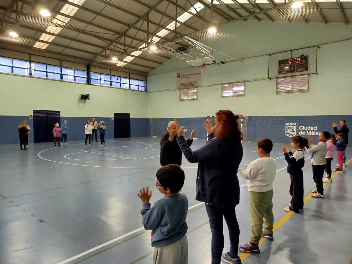 ACTIVIDAD INTERGENERACIONAL
Ayer le tocó el turno a nuestro grupo de Tai Chi y a los pequeños de 7 años de segundo de primaria del cole Miguel Hernández.