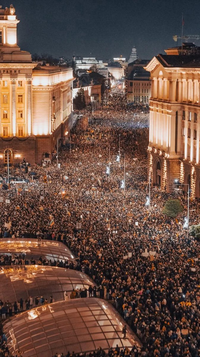 🔴 DIMITE EN PLENO EL GOBIERNO DE BULGARIA. 

Lo hacen por las movilizaciones masivas en su contra por las acusaciones de corrupción masiva.

Pues si, se puede, y se debe…