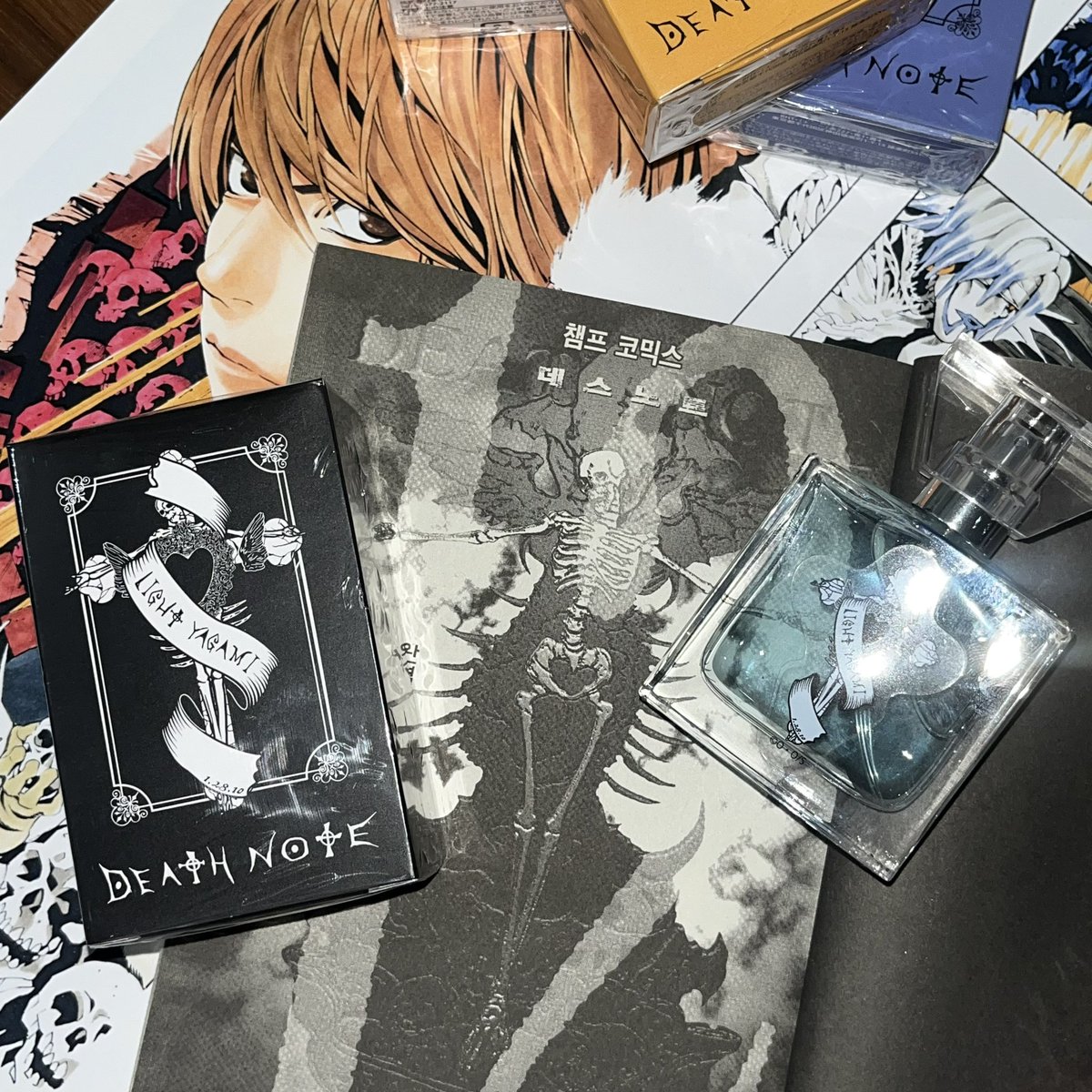 Light_hororoc's tweet photo. 데스노트 향수 전종 모으기 📓🖤
캐릭터마다 각 십자가의 디자인이 다르며..
라이토의 십자가는 12권의 모습이고 우리 미사는 렘을 뒤집어쓴 십자가라네요🥹✝️ https://t.co/p4vDxhmPNe