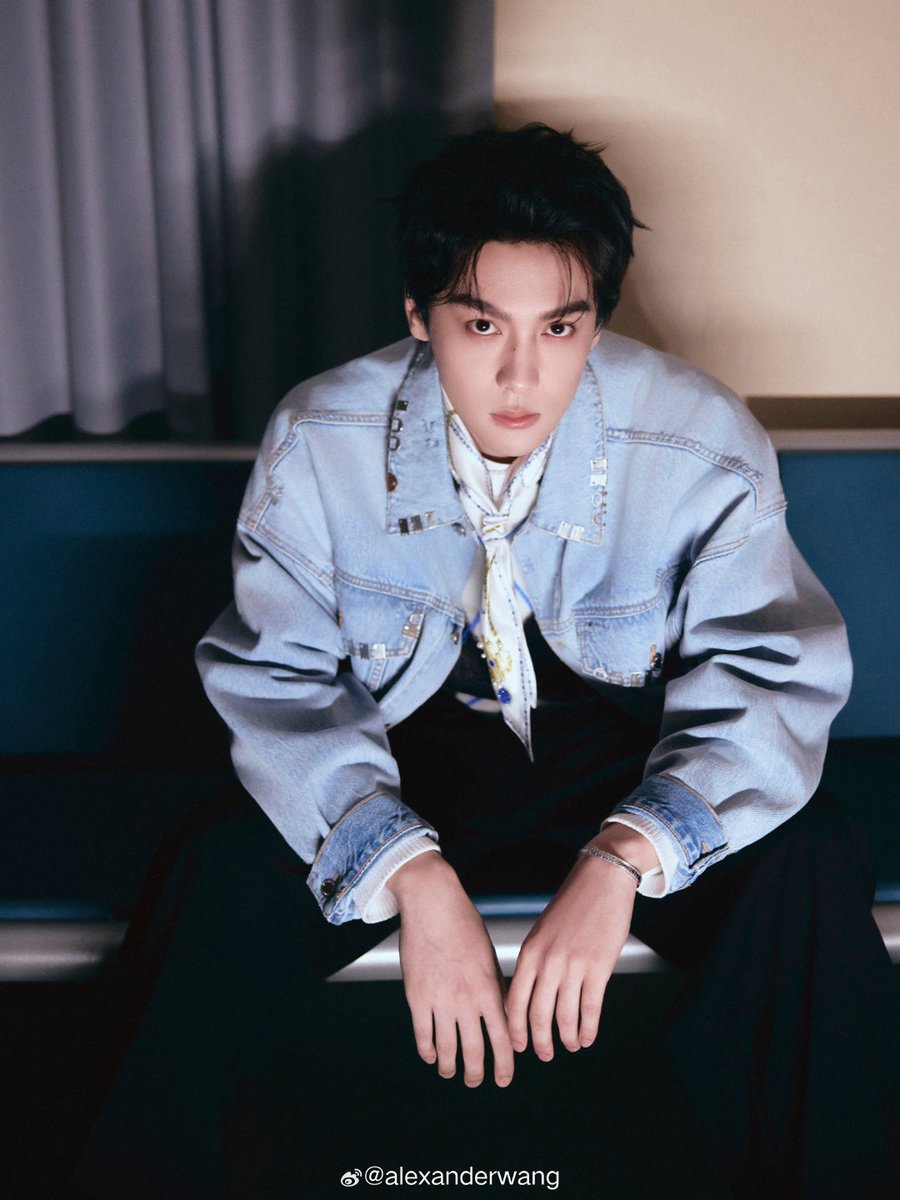 Alexanderwang an American luxury fashion brand posted Tian Xuning for wearing Alexanderwang denim jacket