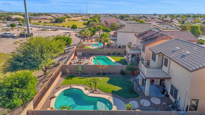 azflamingohomes's tweet photo. One of the lowest-priced 4BR homes w/ a pool in Maricopa! Over 2,000 sq ft in Homestead North with no rear neighbor + peaceful greenbelt views. Spacious layout, private backyard oasis, close to parks, schools &amp; shopping. Don’t miss this one! 
#MaricopaAZ #RealEstate #PoolHome https://t.co/Mj5aqAJeZg