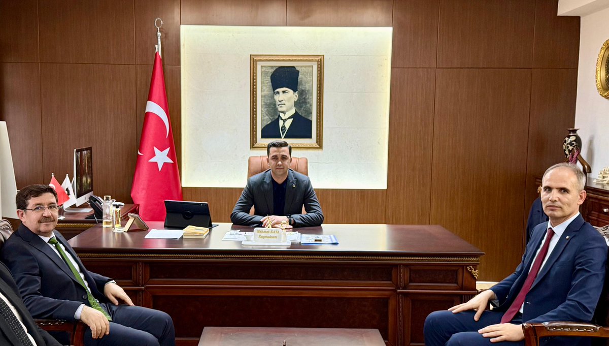 midyatkaymakam's tweet photo. Milli Eğitim Bakanlığı Müfettişleri Sayın Bilgihan Bedir, Sayın Osman Hayati Altun ve Sayın İbrahim Türk, Kaymakamımız Sayın Mehmet Kaya’yı makamında ziyaret etti.

Nazik ziyaretleri için kendilerine teşekkür ederiz. https://t.co/98DtJoj7Jy
