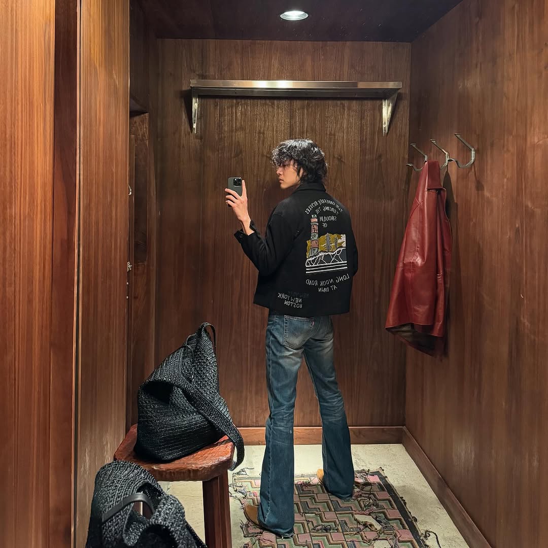 wonjoog's tweet image. Reflections of style and solitude.