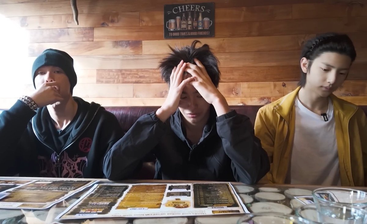 그리고 계산서를 받는 순간. 마줌마의 손이 덜덜 떨렸다. 즈훈이 계산서를 낚아채더니 그대로 굳어버렸다. 