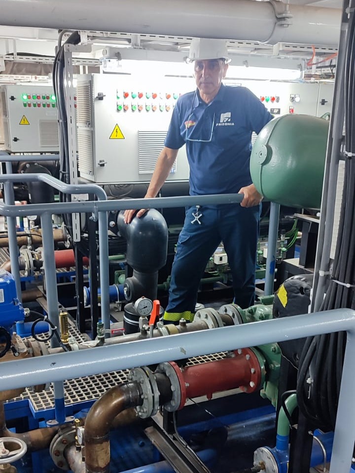 frizonia's tweet image. Domingo Lobo, Responsable de Puesta en Marcha de Frizonia, visitó la Planta Mamonal, para llevar a cabo el arranque y entrega de los sistemas de aire acondicionado, ventilación y refrigeración del buque POC, proyecto desarrollado por COTECMAR para la Armada de Colombia.