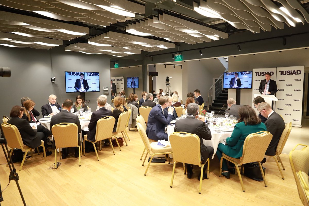 TÜSİAD Yönetim Kurulu Başkanı Orhan Turan ve Yönetim Kurulu üyelerinin katılımıyla AB Delegasyonu Geçici Maslahatgüzar Jurgis Vilcinskas, AB Dönem Başkanlığını yürüten Danimarka'nın Ankara Büyükelçisi Ole Toft ve AB Üye Ülkelerinin Büyükelçileri ile bugün bir toplantı düzenlendi.