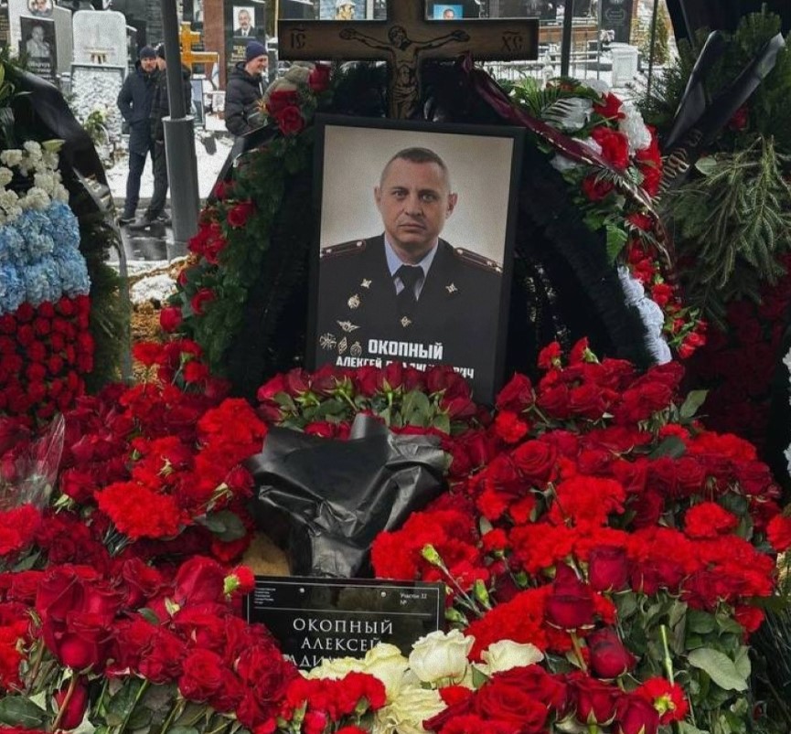 На одном из московских кладбищ закопали эшника Окопного. Где конкретно зарыли, черти не сообщают. Не хотят, чтобы место погребения превратилось в общественный сортир. Но ничего, все тайное рано или поздно становится явным. Так что могилу еще окропят, и не раз. Что вполне