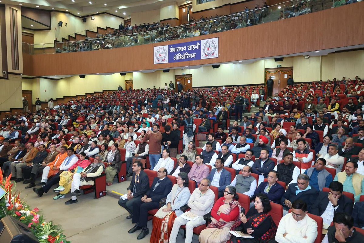 gupta_rekha's tweet photo. आज केदारनाथ साहनी ऑडिटोरियम में वायु प्रदूषण नियंत्रण को केंद्र में रखते हुए Delhi Standard Framework for Road Redevelopment पर एक व्यापक समीक्षा बैठक की। 

बैठक का उद्देश्य सड़क निर्माण, रखरखाव और बार-बार होने वाली खुदाई से उत्पन्न धूल-प्रदूषण को कम करने के लिए एक ठोस, व्यवहारिक और जवाबदेह ढांचा तैयार करना था।

हमारा लक्ष्य राजधानी की सभी एजेंसियों के लिए एक समान और लागू किया जा सकने वाला फ्रेमवर्क स्थापित करना है, ताकि दिल्ली की सड़कें उच्च गुणवत्ता वाली, सुरक्षित और धूल-रहित बन सकें। इसके तहत बार-बार खुदाई पर रोक, सुव्यवस्थित ड्रेनेज, मजबूत फुटपाथ, नियमित सफाई, समयबद्ध रखरखाव और गड्ढों की त्वरित मरम्मत सुनिश्चित की जाएगी।

सभी विभागों को बेहतर समन्वय स्थापित करने, Utility Mapping अनिवार्य करने और सड़क बनने के बाद खुदाई केवल आपात स्थितियों में करने के स्पष्ट निर्देश दिए गए हैं।

प्रदूषण नियंत्रण हमारी सरकार की सर्वोच्च प्राथमिकता है और किसी भी स्तर पर ढिलाई स्वीकार्य नहीं होगी।

इस बैठक में कैबिनेट सहयोगी श्री प्रवेश साहिब सिंह जी, श्री आशीष सूद जी, श्री मनजिंदर सिंह सिरसा जी, श्री रविन्द्र इन्द्राज सिंह जी, दिल्ली के महापौर श्री राजा इकबाल सिंह जी तथा NDMC, DDA, DJB, Power एवं Telecom Utilities, ट्रैफिक पुलिस सहित सभी संबंधित विभागों के अधिकारी उपस्थित रहे।

@p_sahibsingh 
@ashishsood_bjp 
@mssirsa 
@bjpravinder16 
@RajaiqbalSingh3