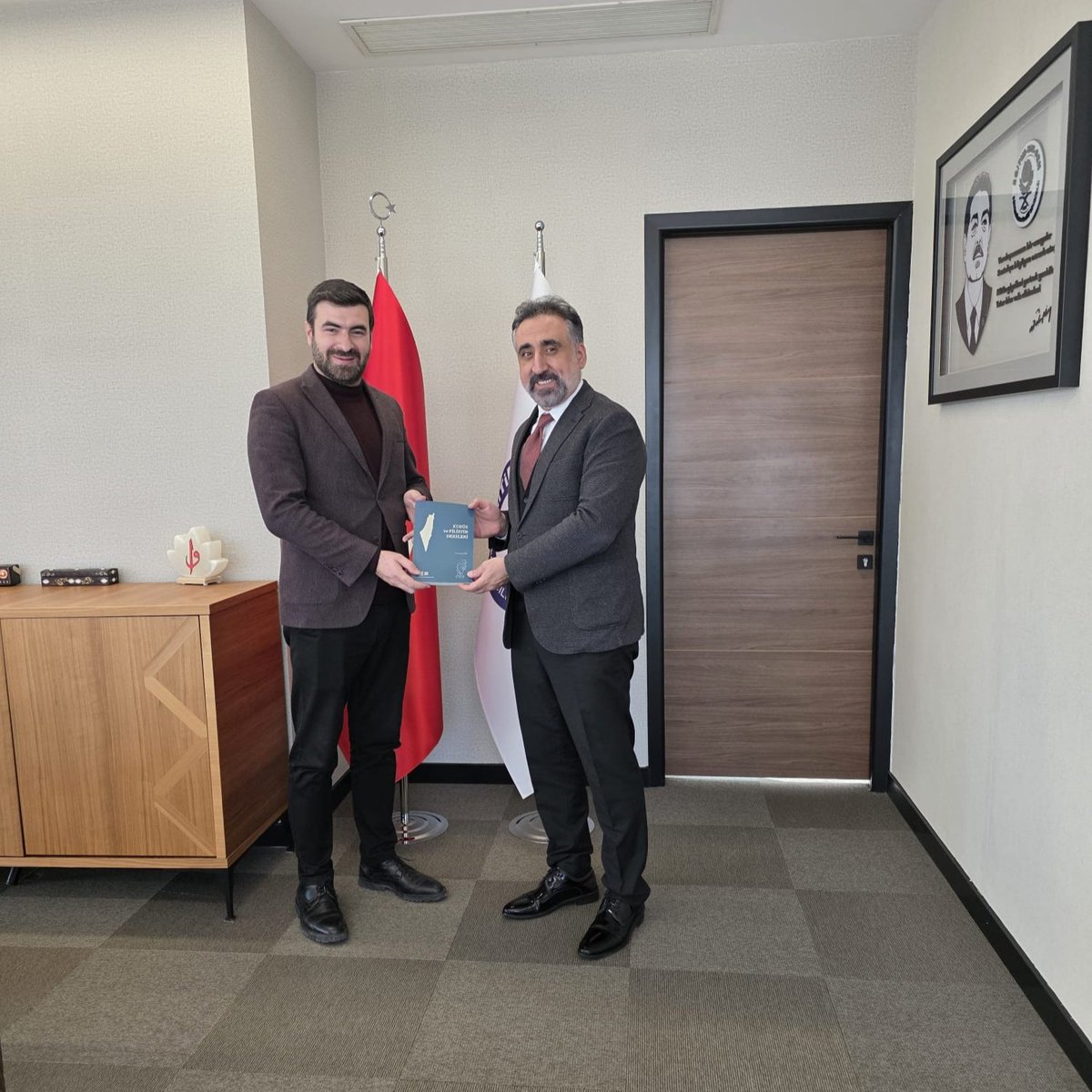 Rektörümüz Prof. Dr. İbrahim Özcoşar, Eğitim Bir-Sen Genel Sekreteri Talat Yavuz ve Genç Memur-Sen Genel Başkanı Mesut Emre Balcı makamlarında nezaket ziyaretinde bulundu.

Ziyarette, Rektörümüz Prof. Dr. İbrahim Özcoşar “Kudüs ve Filistin Dersleri” adlı kitabı hediye etti.