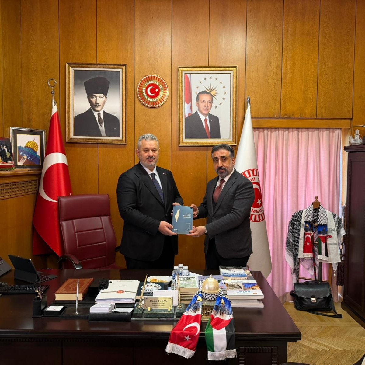 Rektörümüz Prof. Dr. İbrahim Özcoşar, TBMM İdare Amiri, AK Parti İstanbul Milletvekili, Türkiye-Filistin Parlamentolar Arası Dostluk Grubu Başkanı Hasan Turan’ı makamında ziyaret etti.

Görüşme kapsamında, Rektörümüz Prof. Dr. İbrahim Özcoşar “Kudüs ve Filistin Dersleri” adlı