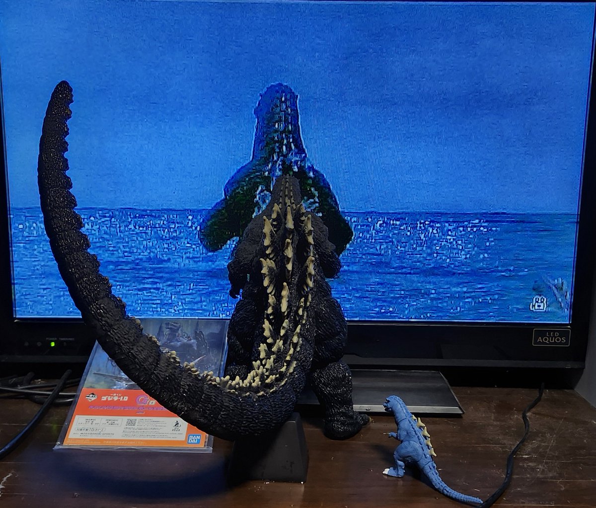 gfwavp100's tweet photo. ✨#ゴジラvsメカゴジラ/#GODZILLAvsMECHAGODZILLA💥公開32年目祝いの最後は、劇中の最後のシーンである✨#ベビーゴジラ/#BABYGODZILLA💥と✨#ゴジラ/#GODZILLA💥が絆を取り戻して共に海へ去っていくシーンで✨⬇️ https://t.co/V7cxhBDOir