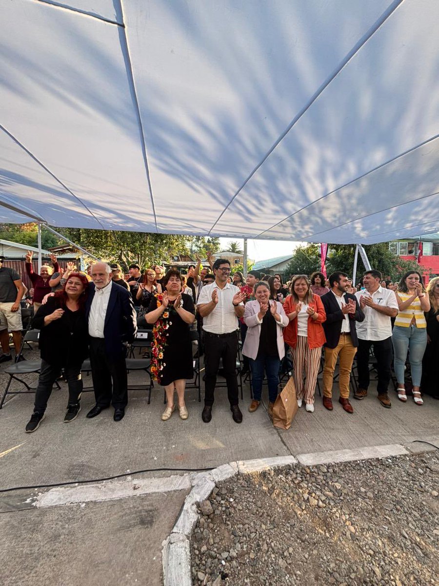 🏡✨ Un día histórico en Recoleta: 39 familias reciben su hogar tras más de 20 años de lucha. El proyecto Unión y Esfuerzo en El Salto levanta esperanza, comunidad y futuro. ¡Felicidades a quienes hoy comienzan una nueva historia!
#RecoletaAvanza 🏡