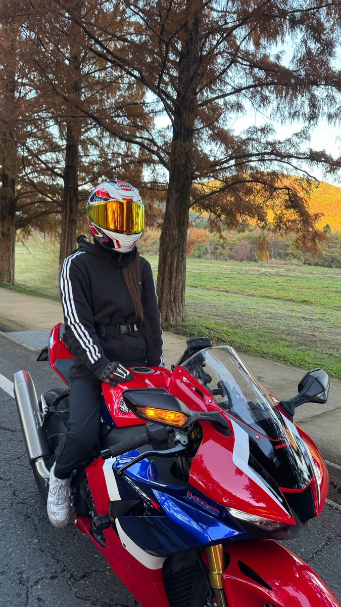 sqyoll's tweet photo. ラストティーンです！

名前：さよ
性別：🚺
年齢：19
住み：滋賀
車種：CBR400R 
　　　CBR1000RR-R SP

 #バイク乗りとして自己紹介 
 #バイク乗りとして軽く自己紹介
 #バイク乗りと繋がりたい
 #Honda  #CBR400R   #cbr1000rrr https://t.co/xb9v59P4vd
